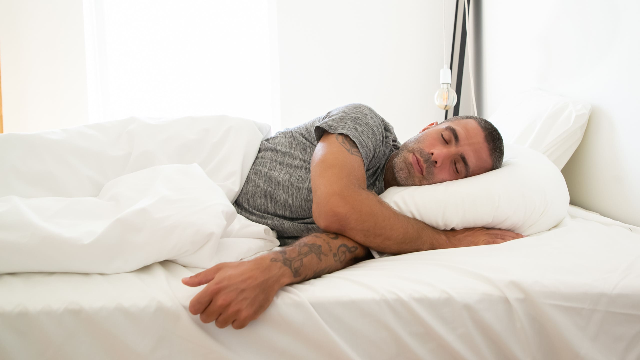 Persona durmiendo en verano sobre un colchón