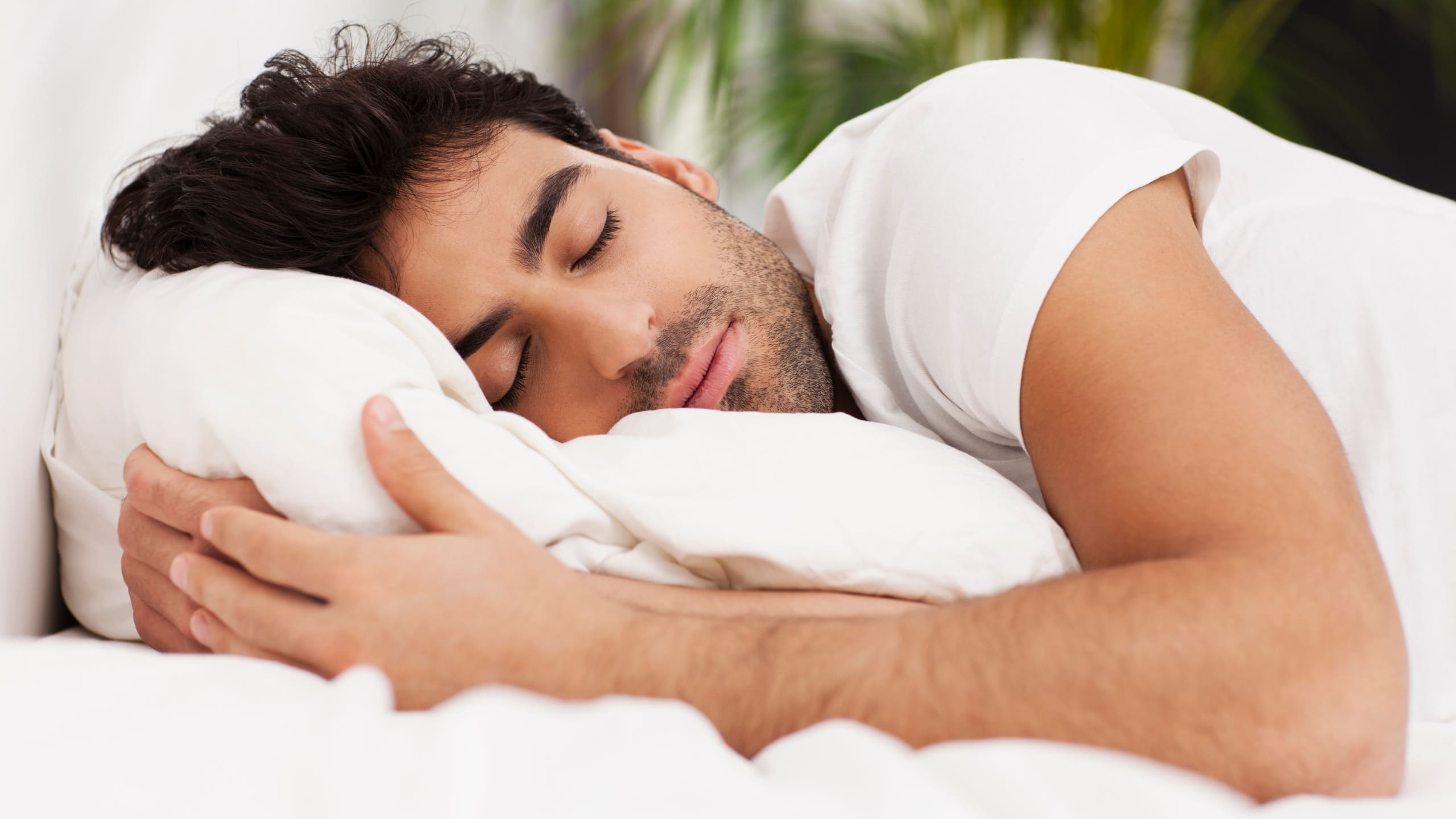 Persona durmiendo cómodamente en la cama